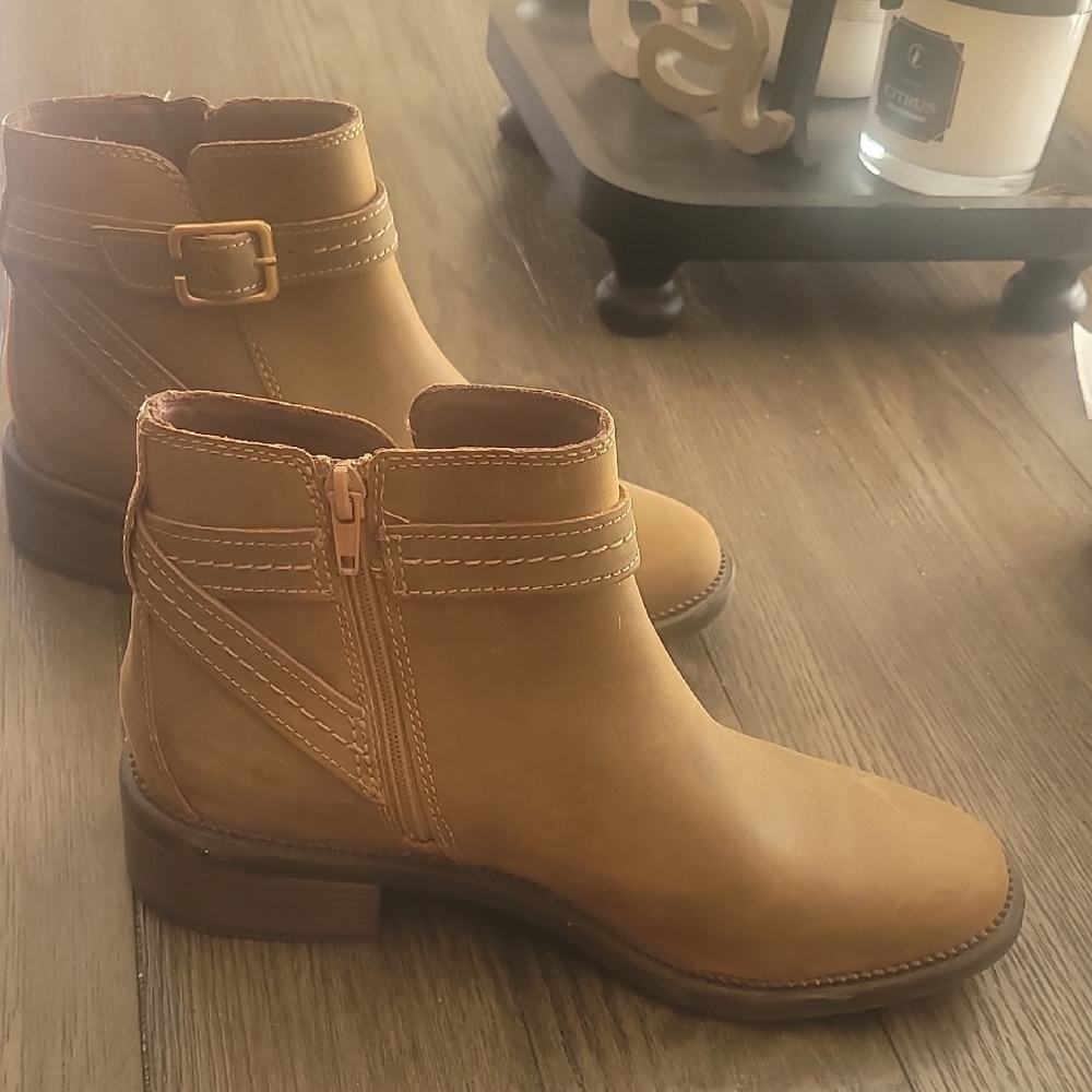 Tan Ankle Boots with Chunky Heel and Side Zipper